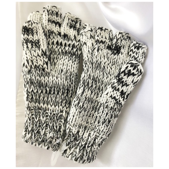 Hooded Flap ♥️ Knit Mittens NWOT - Picture 7 of 7